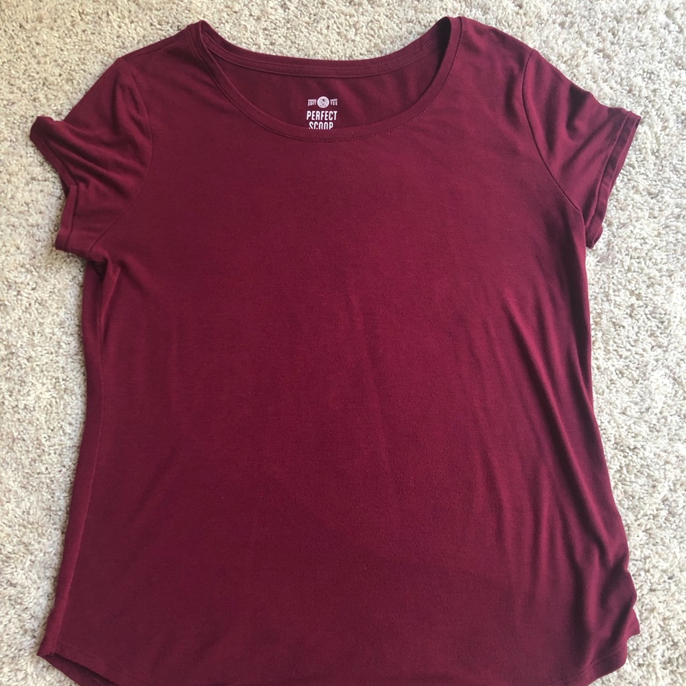 maroon t-shirt